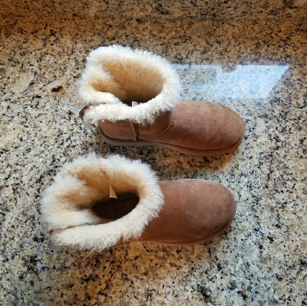 UGG Australia Boots - Picture 4 of 5